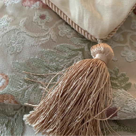 Sheila Devlin gold Silk Tapestry with tassels. Great runner for the holidays - Picture 4 of 6
